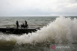 Waspada gelombang tinggi berpotensi di perairan selatan Jawa Timur