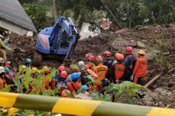 Tim gabungan lanjutkan pencarian dua korban longsor Empang malam ini
