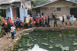 Tim gabungan evakuasi dua jenazah korban tertimbun longsor di Empang Bogor