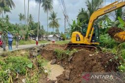 Kadis PUPR Kotabaru pimpin pengerukan saluran drainase