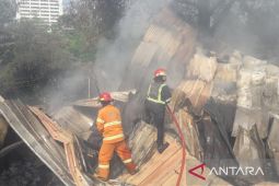 Damkar Bekasi terjunkan tujuh armada padamkan api di gudang dan rumah tinggal