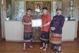 Pemkab Karangasem terima penghargaan dari Menko PMK berkat capaian UHC