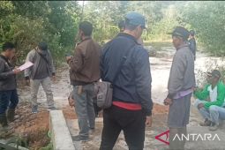 Warga pertanyakan anggaran pembangunan turap di Desa Sejahtera