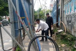 Kabel utilitas semrawut di Surabaya dianggap ganggu pejalan kaki