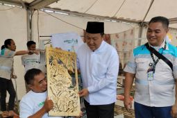 Thimo bahagia  kaligrafi karyanya dibeli Boy Thohir
