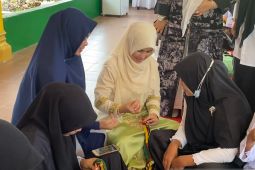 Dekranasda latih guru prakarya membuat kupiah meukutop khas Pidie, patut diapresiasi