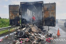 Truk ekspedisi JNE terbakar di JTTS ruas Kayuagung-Palembang