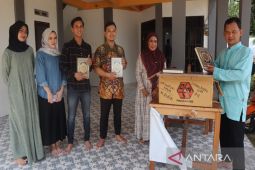 Dinas PUPR Kotabru berbagi Alquran di pondok pesantren At-taqwa