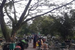 Warga Medan  padati pemakaman umum jelang Ramadhan