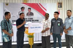 Pj Bupati serahkan santunan kepada ahli waris nelayan di Halmahera Tengah
