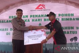 Kapolres HSS dan Tapin serahkan bantuan untuk sarana wisata dan operasional organisasi