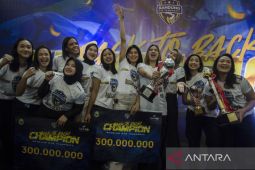 Hadiah pembinaan untuk tim voli putri Bandung BJB Tandamata