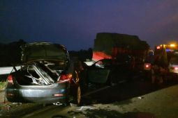 Camry tabrak truk di tol, dua penumpang tewas