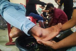Penjual miras di Tapin cuci kaki orang tua
