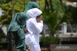 FOTO - Terpidana pelanggar syariat Islam dicambuk