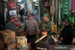 Cegah aksi premanisme jelang Ramadhan, Polsek Seputih Surabaya patroli jalan kaki di sejumlah pasar