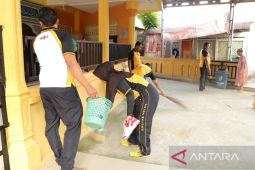 Jelang Ramadhan Polresta Ambon bersihkan sejumlah masjid dan bersilaturahmi dengan masyarakat