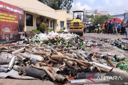 Polres Cianjur musnahkan ribuan botol minuman keras dan ratusan knalpot bising