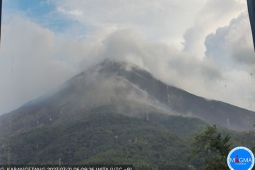 Guguran lava masih meluncur dari kawah Karangetang