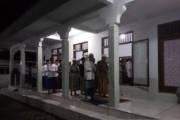 Sebagian warga Jember-Bondowoso mulai ibadah shalat tarawih pada Selasa