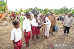 Pj Bupati Sorong sambangi SD Inpres 5 di Distrik Salawati Tengah