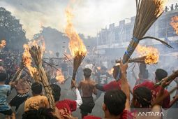 Tradisi Perang Api sebelum hari suci Nyepi di Lombok