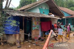 Pemkab Cianjur bangun tenda komunal untuk warga yang mengungsi akibat banjir