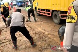 Polres Cianjur siagakan petugas malam hari di lokasi rawan longsor Sate Sinta