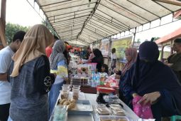Lapak takjil di Waiheru Ambon ramai diserbu  pembeli