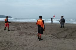 Dua anak punk terseret ombak di Pangandaran masih dicari
