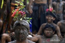 Warga mandi lumpur dalam Tradisi Mebuug-Buugan di Bali