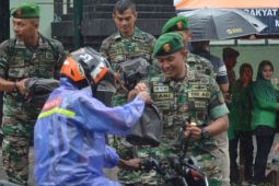 Kodim 0804/Magetan bagikan takjil  untuk warga pengguna jalan