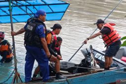 Petugas evakuasi kendaraan korban perahu tambang di Surabaya