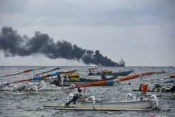 Police help handle tanker fire incident in Ampenan waters