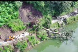 Longsor tutup akses jalan menuju objek wisata Telaga Ngebel Ponorogo
