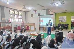 Astra Motor Kalbar-Polisi edukasi safety riding di SMA N 2 Pontianak