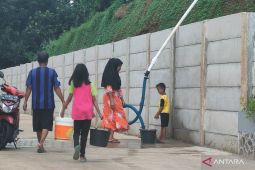 Bupati Cianjur pastikan kebutuhan air warga mengalir sampai rumah relokasi