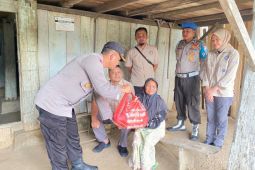 Polres Lampung Barat bagikan takjil dan makanan kepada warga