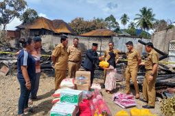 Korban kebakaran di Saribu Rumah Gadang terima bantuan pemda
