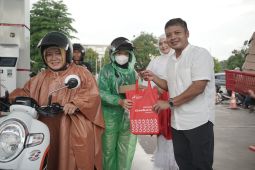 Pertamina bagikan 300 takjil ke pengguna BBM di Kota Martapura