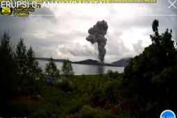 Erupsi Gunung Anak Krakatau semburkan abu setinggi 2.000 meter