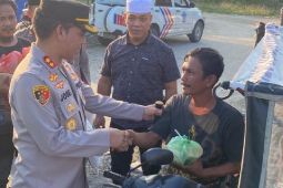 Kapolres Batubara berbagi takjil dengan abang becak dan pengemudi ojek