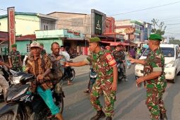 Babinsa Koramil 08 Barumun bagi-bagi takjil kepada masyarakat dan pengguna jalan