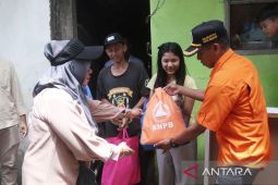 Pemkot Bogor beri bantuan hunian sementara korban rumah ambruk di Cimahpar