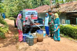Polisi distribusikan air bersih untuk kebutuhan warga Cineam di Tasikmalaya