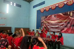 PDI Perjuangan Surabaya perkuat tradisi politik kerakyatan dengan kerja bersama