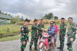 Satgas Pamtas bagikan takjil untuk warga perbatasan RI-Malaysia