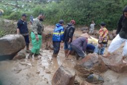 alan Talegong Garut yang tertutup longsor sudah bisa dilewati kendaraan