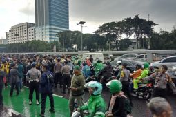 Mahasiswa tetap berdemo meskipun hujan deras mengguyur kawasan DPR