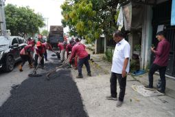 DSDABM siagakan satgas untuk perbaikan jalan rusak di KotaSurabaya